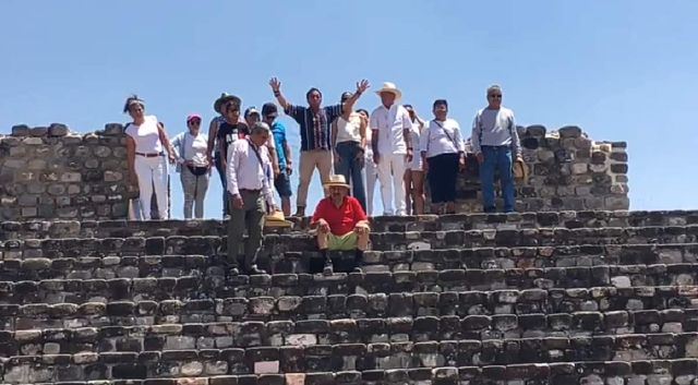 Como cada año, decenas de personas acudieron a “cargarse” de energía a Xochicalco.