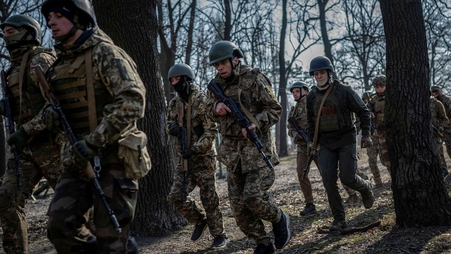Fuerzas rusas atacan a tropas ucranianas desde un gasoducto en la región de Kursk