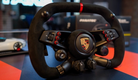 Fanatec lanza volante inspirado en el Porsche Vision GT para Gran Turismo 7