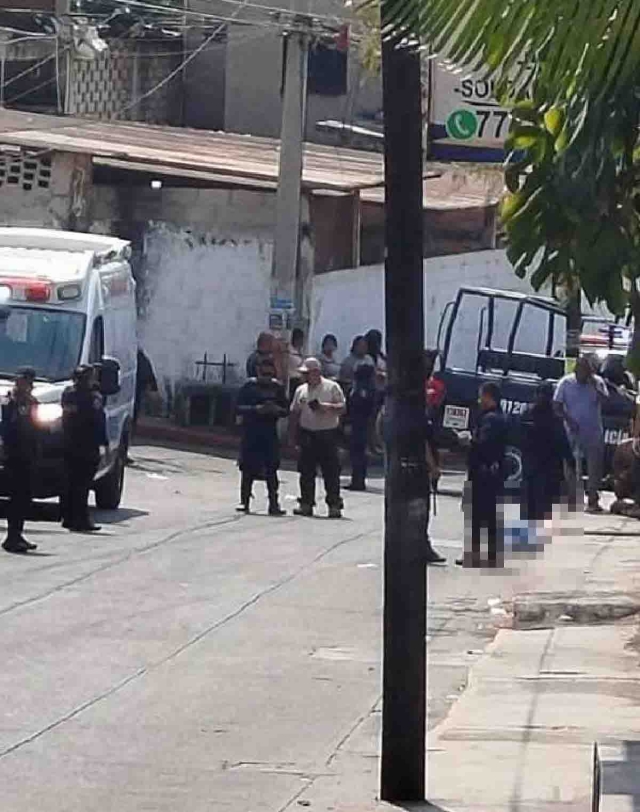 La v&iacute;ctima qued&oacute; sin vida entre la banqueta y el arroyo vehicular.