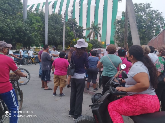  La tarde de ayer, con muchas horas de anticipación, la gente comenzó a formarse en las sedes donde se aplicará la vacuna en municipios del sur.