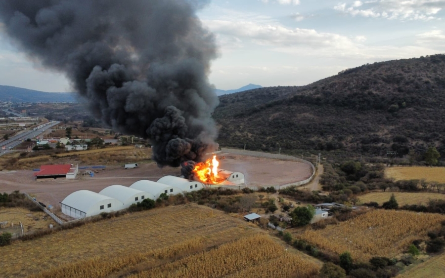Incendio en poliducto de Pemex provoca cierre en la México-Querétaro