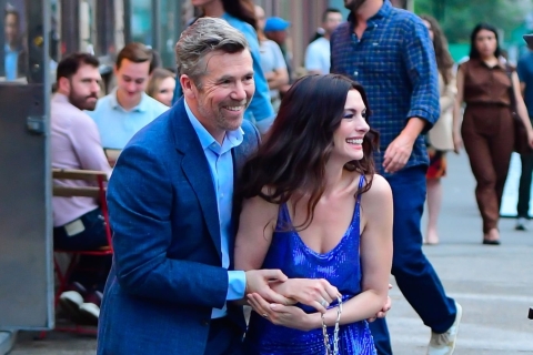 Filtran escena romántica de El Diablo Viste a la Moda 2 con Anne Hathaway y Patrick Brammall