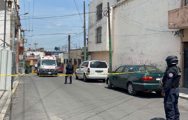 La víctima quedó tendida afuera de una casa.