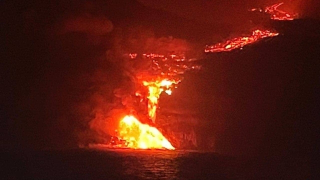 Lava del volcán &quot;Cumbre Vieja&quot; llega al mar.