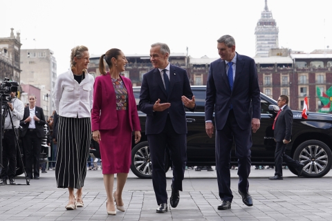 Sheinbaum y Mark Carney se reúnen en Palacio Nacional para abordar comercio y migración