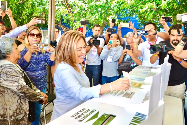 Lucía Meza acude a votar a la casilla de la sección 176 en Cuautla