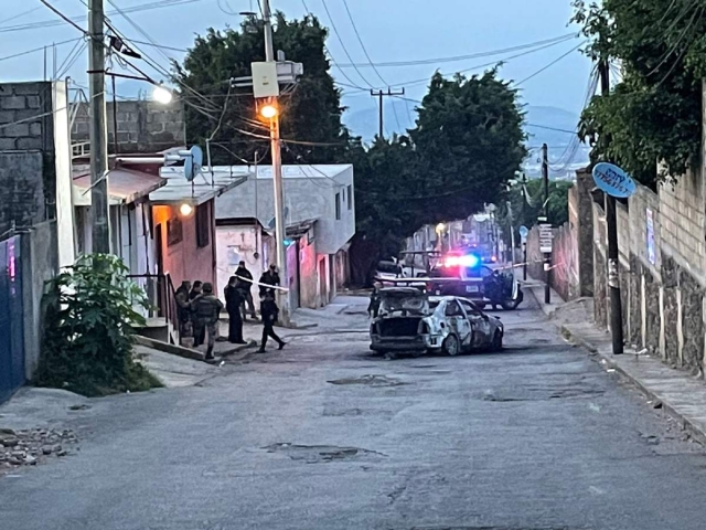 Mientras atendían el siniestro, los bomberos encontraron el cadáver dentro del auto.