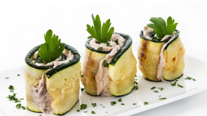 Prepara unos exquisitos rollitos de calabacín con atún, sigue esta receta sencilla y económica