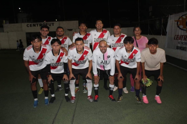 Los Zones se coronaron en la categor&iacute;a de futbol r&aacute;pido libre.