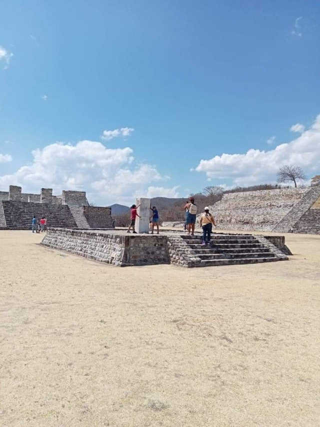 Cada año, en estas fechas acuden miles de personas a la Zona Arqueológica de Xochicalco para recargar energías.