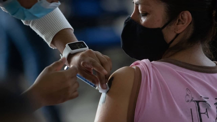 Migrantes son vacunados contra COVID-19 en Tijuana.
