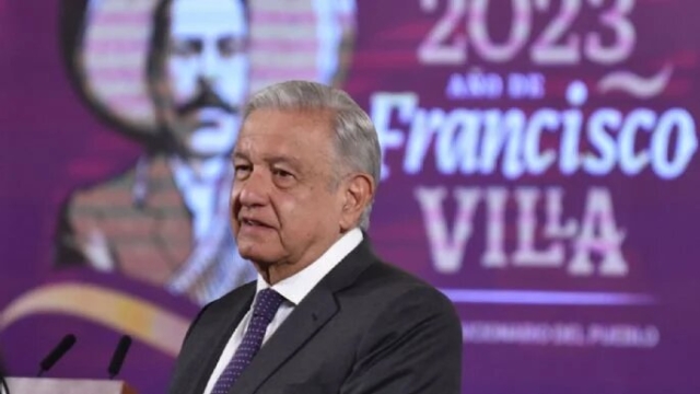 AMLO desafía a la Corte por libros de texto