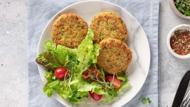 ¿Buscas una opción de cena deliciosa? Prepara esta tortitas de arroz con queso