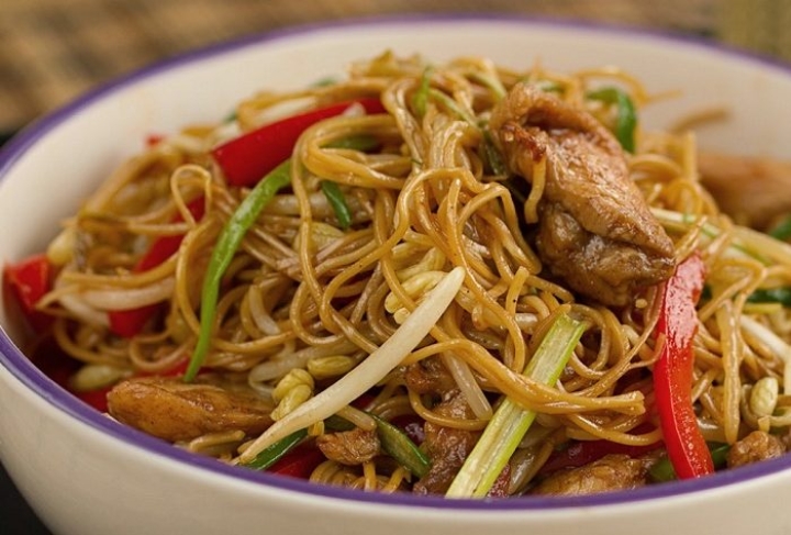 Aprende a preparar un rico chow mein de res para ese antojo de comida china