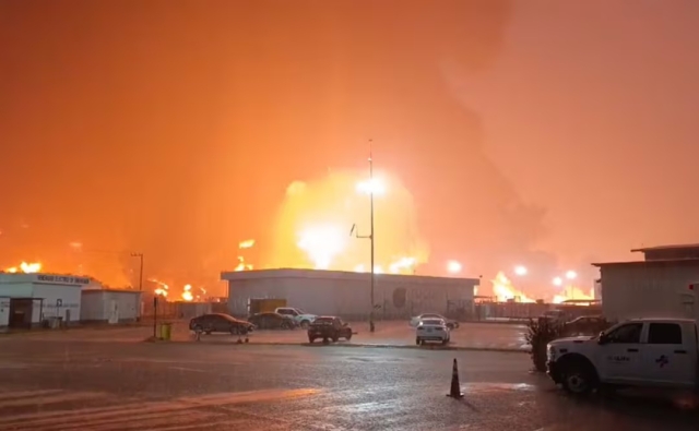 Incendio en refiner&iacute;a Olmeca deja cinco muertos, reporta Pemex