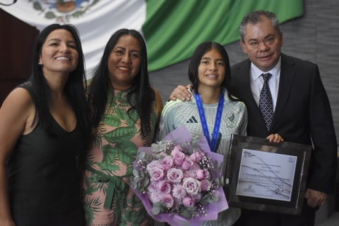 Recibe joven futbolista Fernanda Monroy reconocimiento del Congreso de Morelos