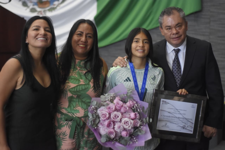 Recibe joven futbolista Fernanda Monroy reconocimiento del Congreso de Morelos