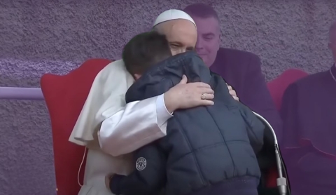 El día que el Papa Francisco reconfortó a un niño que preguntó: &#039;Mi padre era ateo, ¿está en el cielo?&#039;