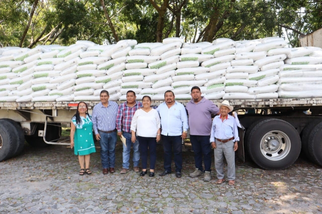 Temixco Revoluciona la Producción de Rosas: Entrega 130 Toneladas de Fertilizante