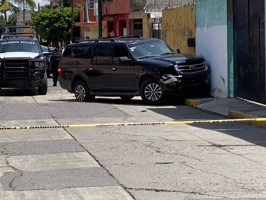 La camioneta en la que viajaban los seis individuos que fueron arrestados terminó impactada contra una barda.