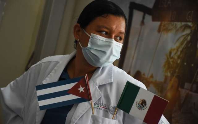 México amplía convenio para recibir médicos de Cuba