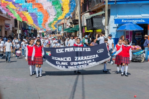 El desfile fue presenciado por cientos de personas.