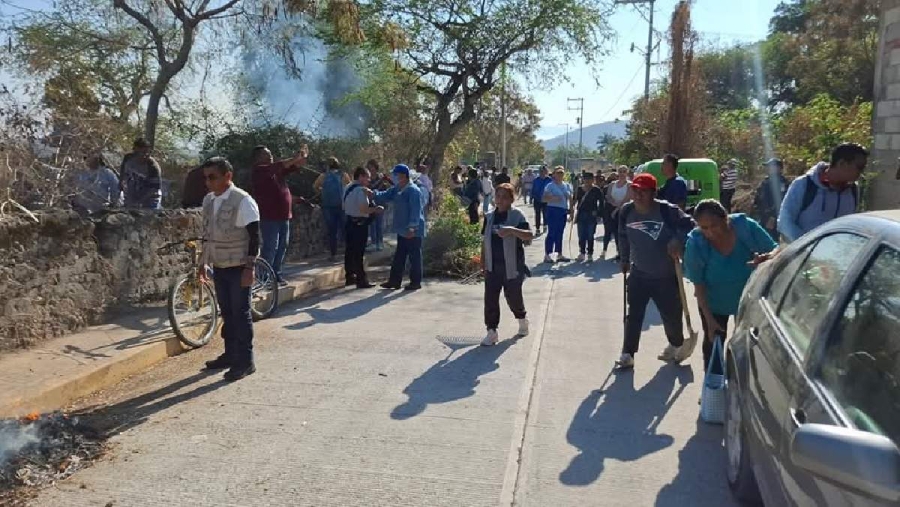  Un grupo de vecinos se presentó en el predio para manifestar su inconformidad hacia la construcción de casas en ese lugar.