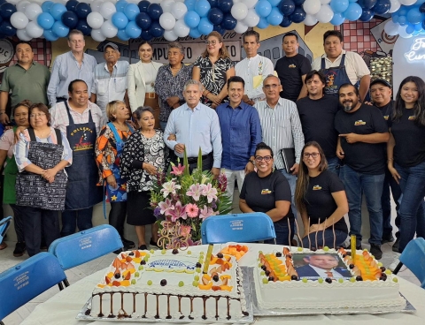 Festeja alcalde José Luis Urióstegui Día del Comerciante en el mercado ALM; celebró también su cumpleaños