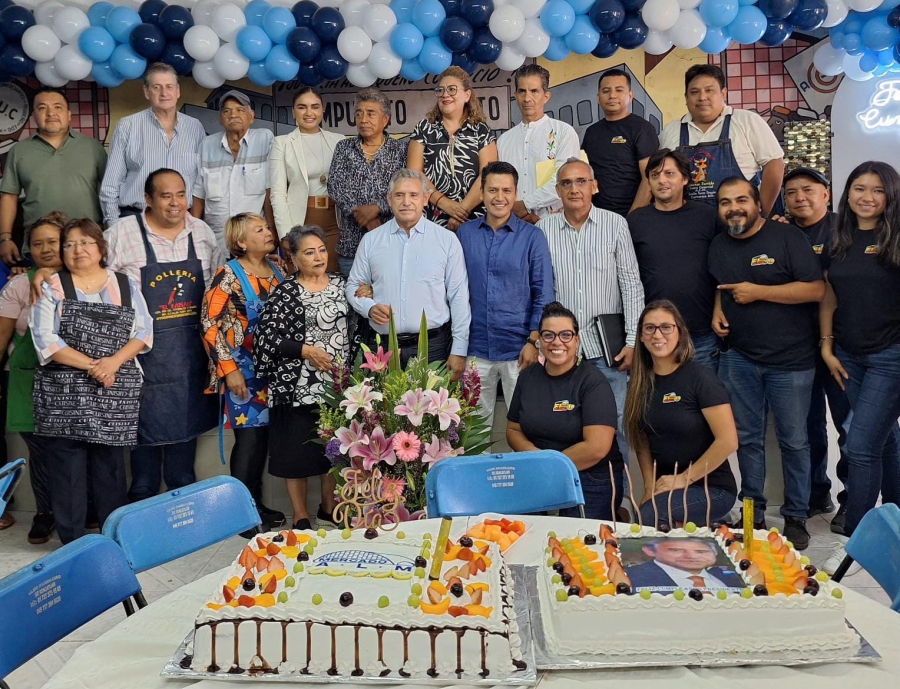Festeja alcalde José Luis Urióstegui Día del Comerciante en el mercado ALM; celebró también su cumpleaños