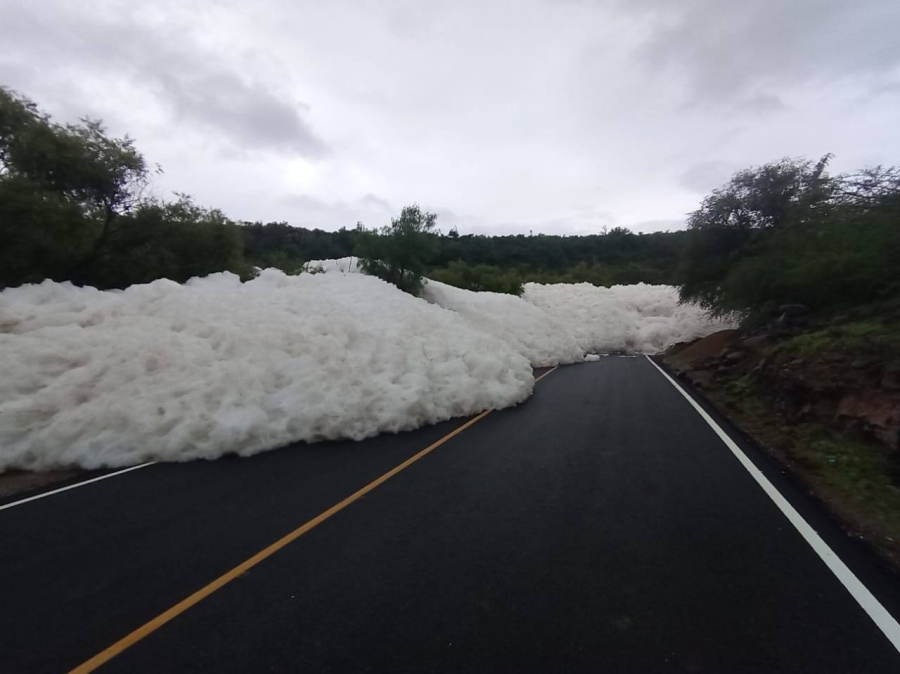 Hidalgo: Carretera en Alfajayucan bloqueada por espuma de canal de aguas negras