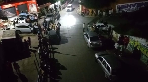 Decenas de pobladores de Santa María se reunieron a esperar la llegada de sus familiares, amigos y vecinos.