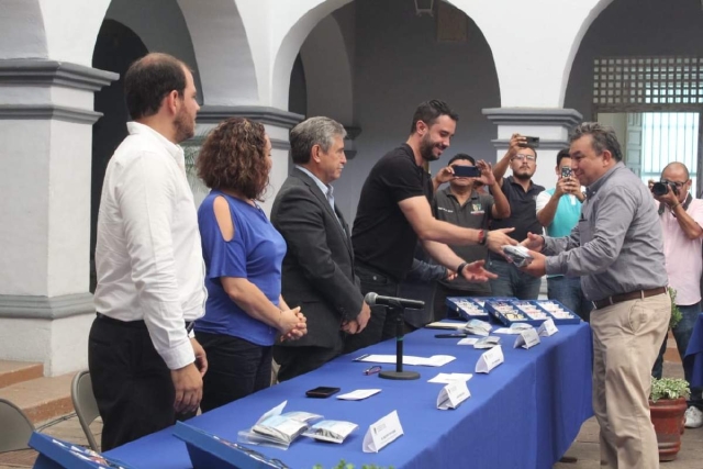 Ayuntamiento entrega lentes y uniformes a sindicalizados en activo y jubilados