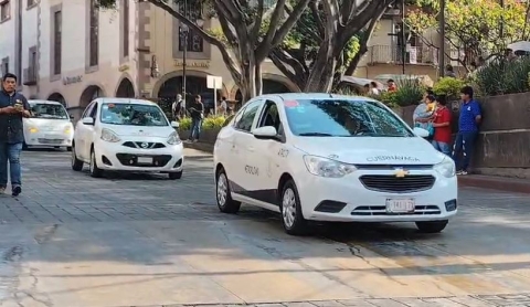 Se suman choferes de diferentes sitios de taxi a marcha del Día Internacional de los Trabajadores