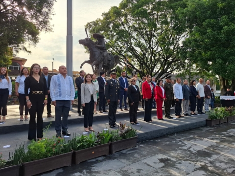 Preside secretaria de Educación ceremonia de honores a la Bandera Nacional
