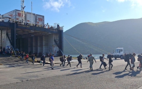 Marina auxilia a 27 menores encontrados en embarcación en La Paz, BCS