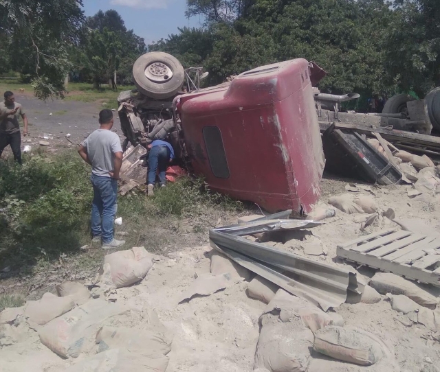 Accidente de camión torton en el crucero de Yecapixtla