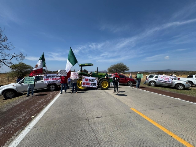 Inician productores de ma&iacute;z y sorgo de la regi&oacute;n oriente de Morelos bloqueo en autopista Siglo XXI