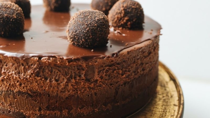 Día internacional del chocolate: Así puedes preparar un pastel de chocolate relleno de queso