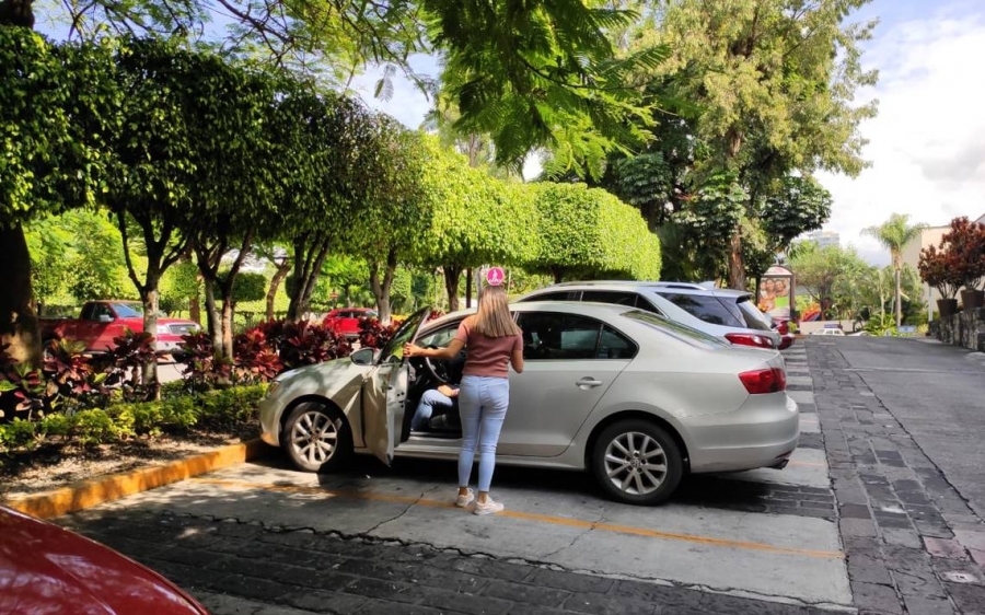 Plazas comerciales incumplen con dar estacionamiento gratuito a sus clientes