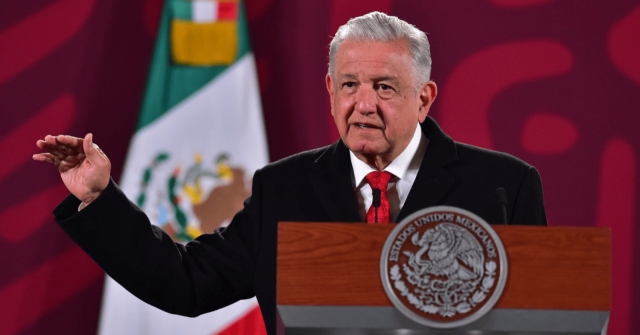 AMLO invita a los normalistas a buscar el diálogo sin violencia