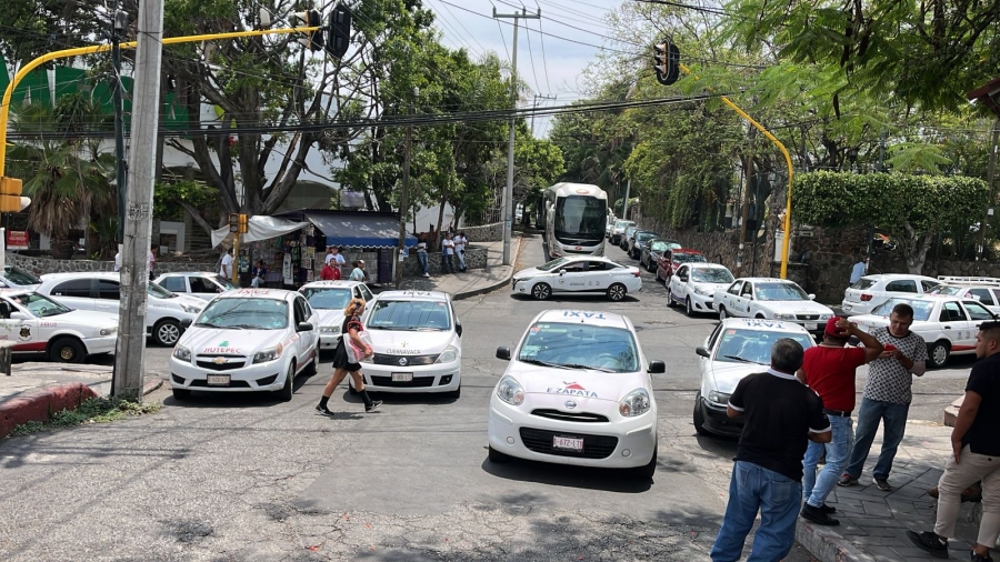 Bloqueo de taxistas en avenida Morelos
