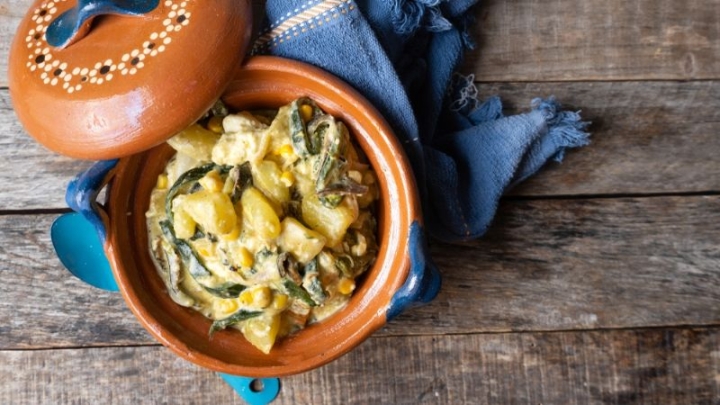 Pollo con rajas poblanas, un platillo bien mexicano para disfrutar en la comida