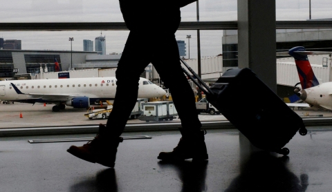 ¿Dónde guardar el cargador del celular al viajar en avión? Esto es lo que debes saber