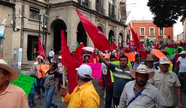 Antorcha Campesina entrega pliego petitorio