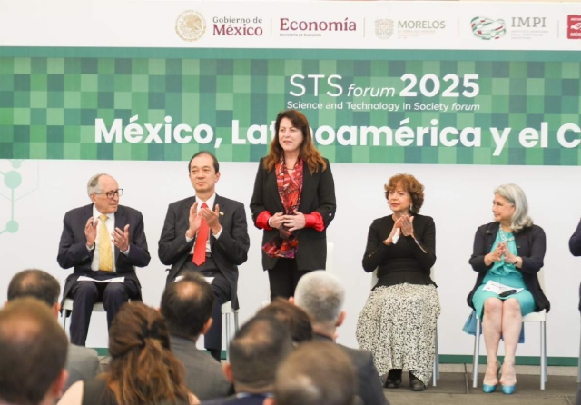 Margarita González participó en el anuncio del STS Forum 2025, en el Castillo de Chapultepec. 