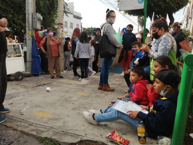 Aspecto de las filas para recibir la segunda dosis de la vacuna infantil contra covid-19 en uno de los centros de vacunación del IMSS en Cuernavaca. 