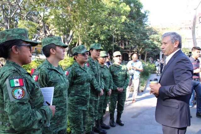 El alcalde José Luis Urióstegui participó en la ceremonia de destrucción de armamento en la Plaza de Armas de Cuernavaca. 