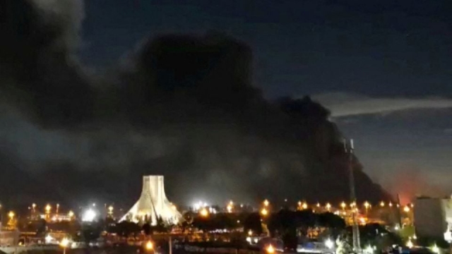 Ataque a&eacute;reo de Israel y EU golpea plantas petroqu&iacute;micas en Ir&aacute;n