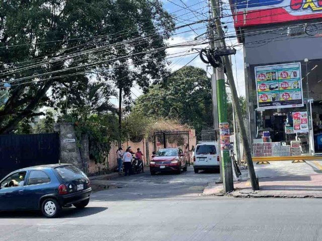  El poste quedó inclinado luego del hecho.